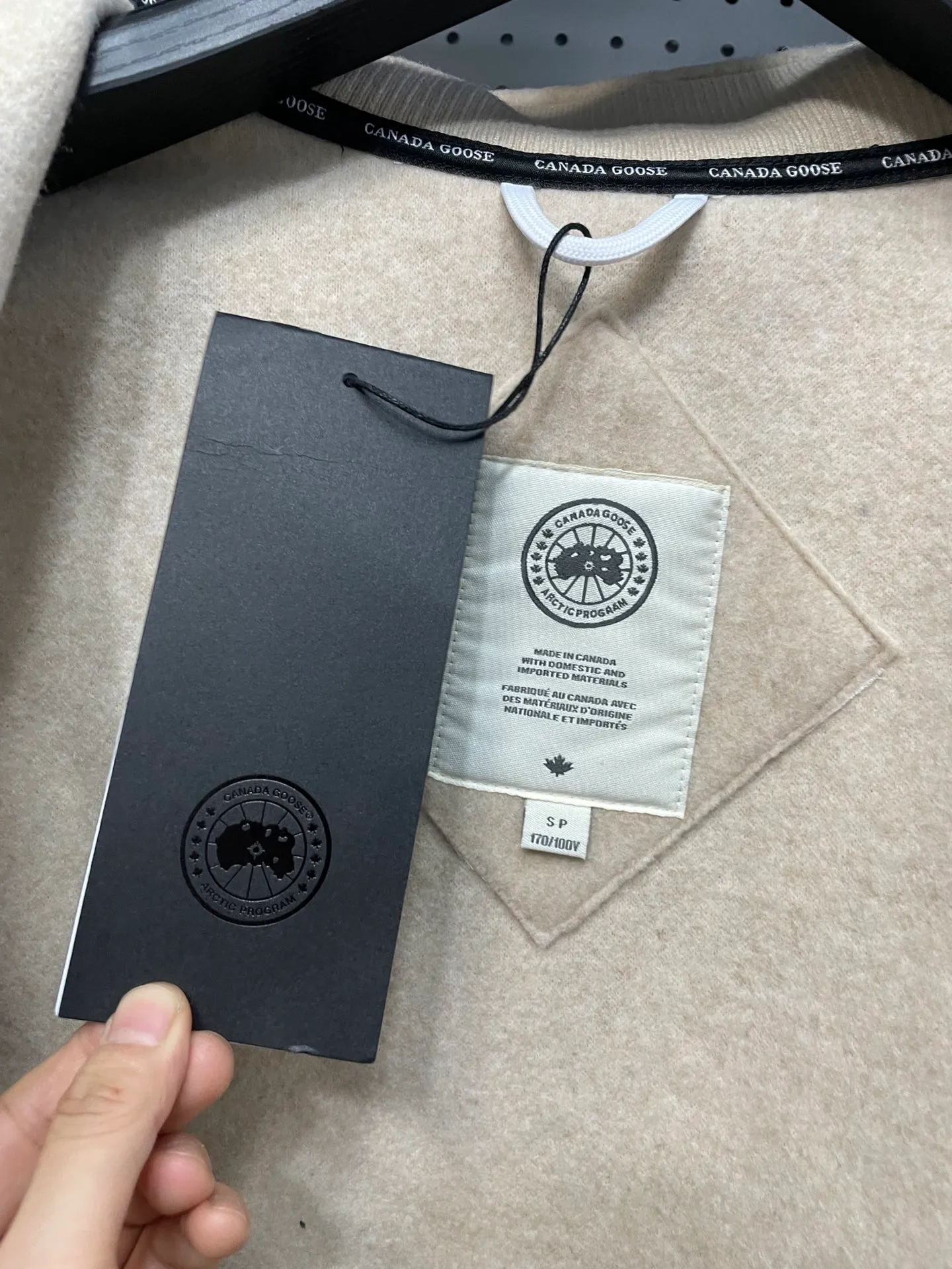 P600 Khaki CANADA GOOSE/Canada Goose Autumn and winter couple's fleece vest jacket 🔘Color: Black Gray Khaki Highest version Original fabric High version High quality) ⚠All details Fabric accessories craftsmanship (all 1:1 verified) (The owner is a "detail monster" so the goods he makes also pay attention to details) 1⃣ Distinguish the wrong version of the market goods: all go single line ❌ Our genuine 1:1 special machine presses the line (high requirements for machine workers) 2⃣ Differentiates the market from drawings and making goods. Fabric color difference is too big. You get what you pay for, not fast food. 3⃣ Differentiates the market from low-end versions to receive labels, hang tags, and wash labels. All our accessories are custom-made (approved level) 4⃣ Differentiates the market from the detail-free workmanship❌ Our workmanship: neckline, shoulder line, armholes, cuffs, hem (In order to increase the cost, we must also restore the original product: yoke taping, double needle threading🔍) Size: S-XXL